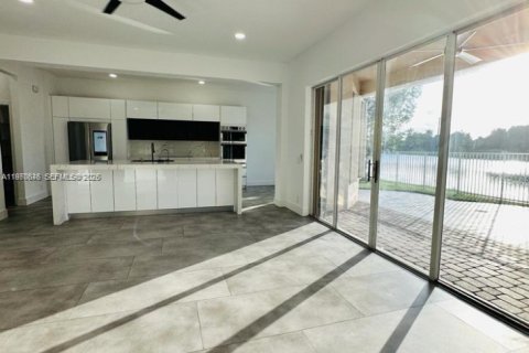 House in Weston, Florida 6 bedrooms, 323.21 sq.m. № 2031171 - photo 4