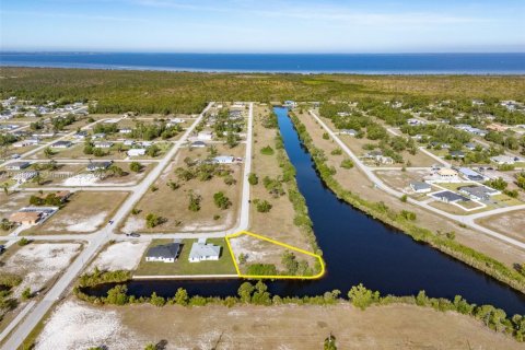 Land in Cape Coral, Florida № 2081614 - photo 8