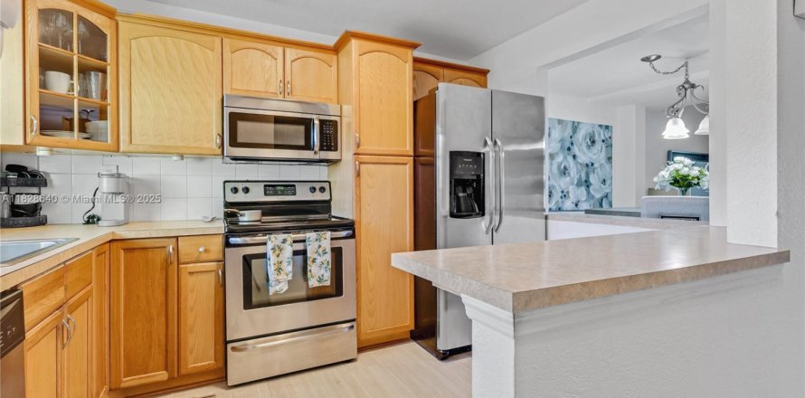 Кондоминиум с 2 спальнями в Пемброк-Пайнс, Флорида № 1981007