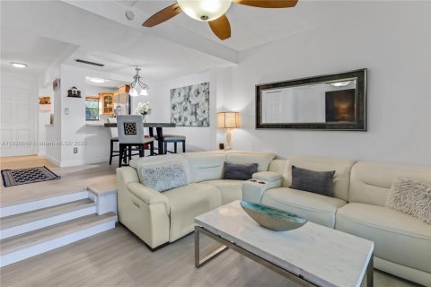 Купить кондоминиум в Пемброк-Пайнс, Флорида 2 спальни, 96.62м2, № 1981007 - фото 5