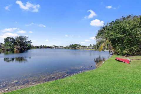 Купить кондоминиум в Пемброк-Пайнс, Флорида 2 спальни, 96.62м2, № 1981007 - фото 17