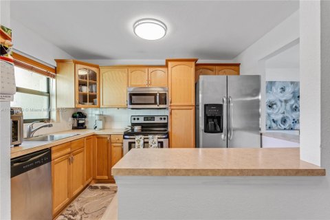 Купить кондоминиум в Пемброк-Пайнс, Флорида 2 спальни, 96.62м2, № 1981007 - фото 3