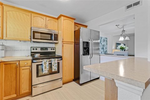 Купить кондоминиум в Пемброк-Пайнс, Флорида 2 спальни, 96.62м2, № 1981007 - фото 2