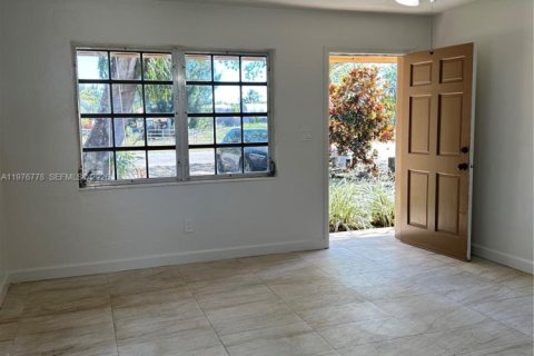 House in Miami, Florida 2 bedrooms, 150.5 sq.m. № 2040611