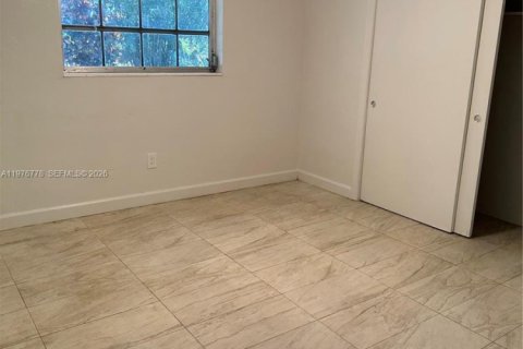 House in Miami, Florida 4 bedrooms, 150.5 sq.m. № 2040611 - photo 8