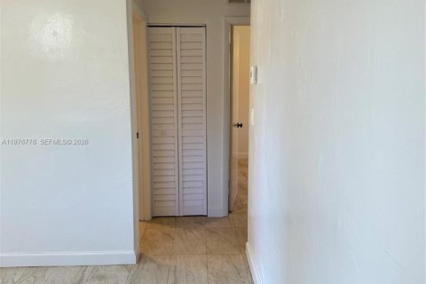 House in Miami, Florida 4 bedrooms, 150.5 sq.m. № 2040611 - photo 7