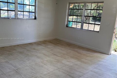 House in Miami, Florida 4 bedrooms, 150.5 sq.m. № 2040611 - photo 4