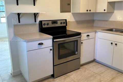 House in Miami, Florida 4 bedrooms, 150.5 sq.m. № 2040611 - photo 5