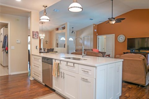 House in New Port Richey, Florida 3 bedrooms, 176.14 sq.m. № 1602418 - photo 10