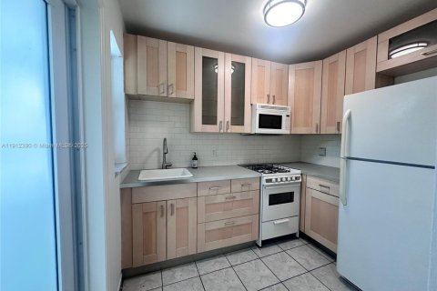 Villa ou maison à vendre à Biscayne Park, Floride: 4 chambres, 144.74 m2 № 1966839 - photo 2