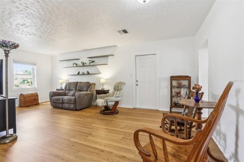 House in Tampa, Florida 4 bedrooms, 145.76 sq.m. № 1877239 - photo 12