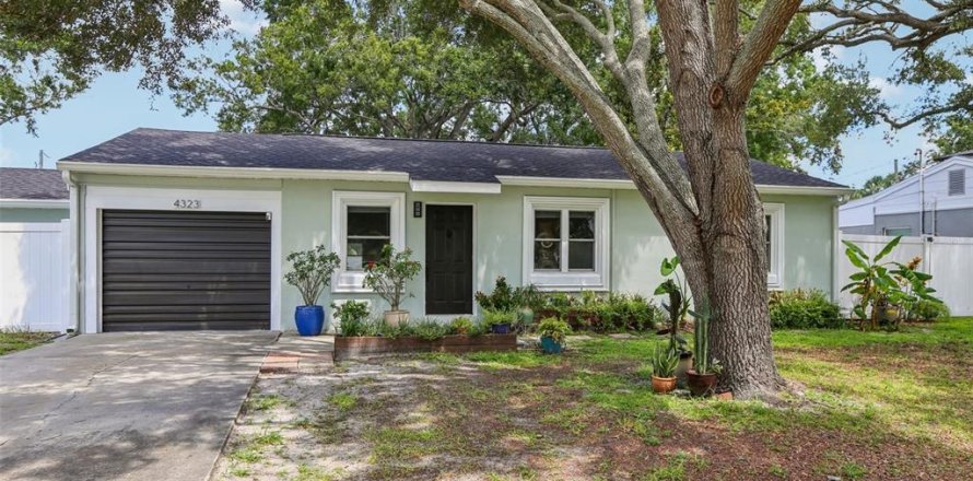 House in Tampa, Florida 4 bedrooms, 145.76 sq.m. № 1877239