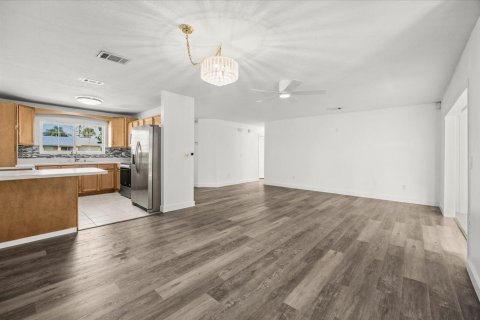 House in Sebastian, Florida 3 bedrooms, 117.43 sq.m. № 2422608 - photo 7