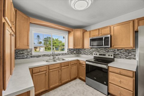 House in Sebastian, Florida 3 bedrooms, 117.43 sq.m. № 2422608 - photo 10