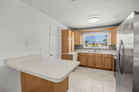 House in Sebastian, Florida 3 bedrooms, 117.43 sq.m. № 2422608 - photo 9