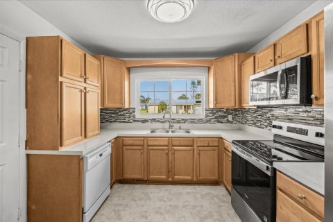 House in Sebastian, Florida 3 bedrooms, 117.43 sq.m. № 2422608 - photo 11