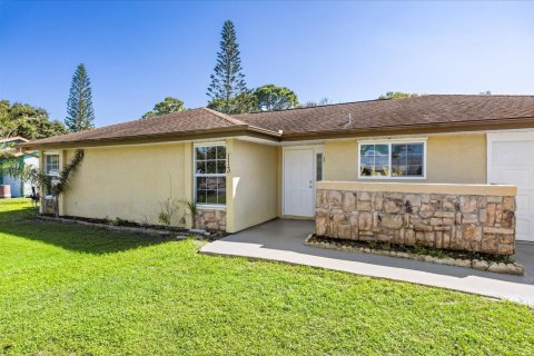 House in Sebastian, Florida 3 bedrooms, 117.43 sq.m. № 2422608 - photo 4