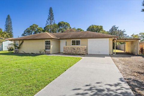 House in Sebastian, Florida 3 bedrooms, 117.43 sq.m. № 2422608 - photo 2