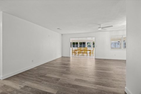 House in Sebastian, Florida 3 bedrooms, 117.43 sq.m. № 2422608 - photo 5