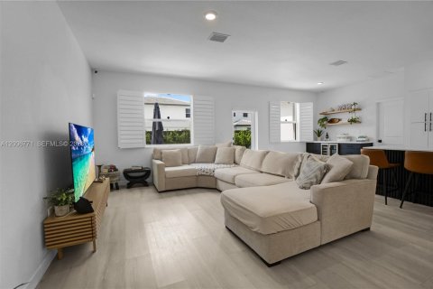 Villa ou maison à vendre à Miami, Floride: 3 chambres, 161.28 m2 № 2071325 - photo 6