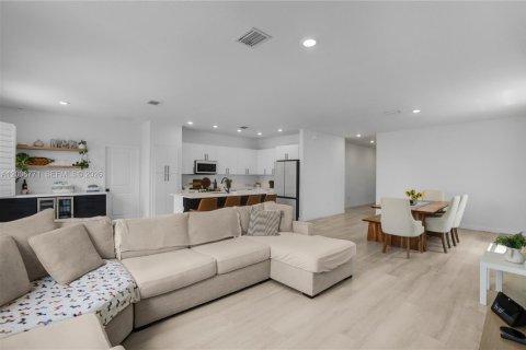 Villa ou maison à vendre à Miami, Floride: 3 chambres, 161.28 m2 № 2071325 - photo 4