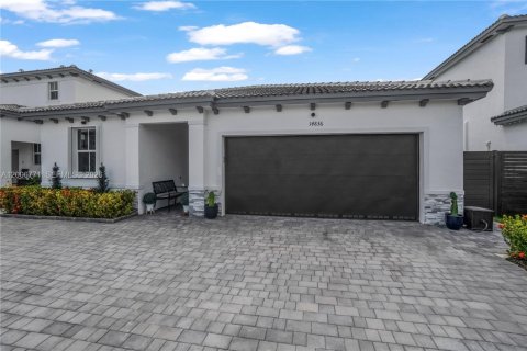 Villa ou maison à vendre à Miami, Floride: 3 chambres, 161.28 m2 № 2071325 - photo 2