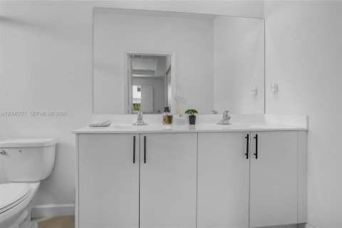 Villa ou maison à vendre à Miami, Floride: 3 chambres, 161.28 m2 № 2071325 - photo 16