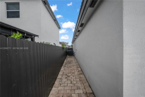 Villa ou maison à vendre à Miami, Floride: 3 chambres, 161.28 m2 № 2071325 - photo 30