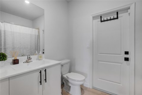 Villa ou maison à vendre à Miami, Floride: 3 chambres, 161.28 m2 № 2071325 - photo 20