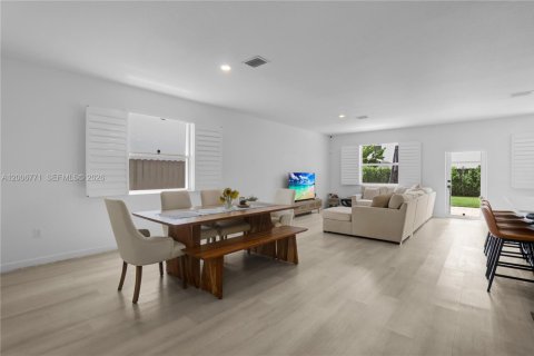 Villa ou maison à vendre à Miami, Floride: 3 chambres, 161.28 m2 № 2071325 - photo 3