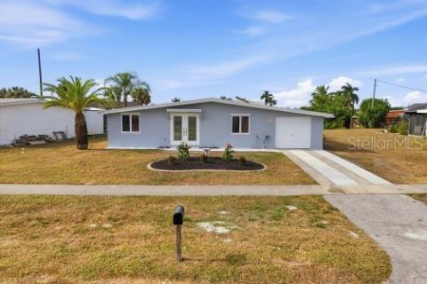 Villa ou maison à vendre à Port Charlotte, Floride: 3 chambres, 97.36 m2 № 2214640 - photo 2
