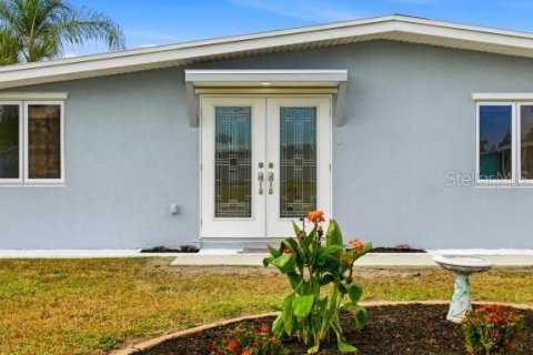 Villa ou maison à vendre à Port Charlotte, Floride: 3 chambres, 97.36 m2 № 2214640 - photo 4