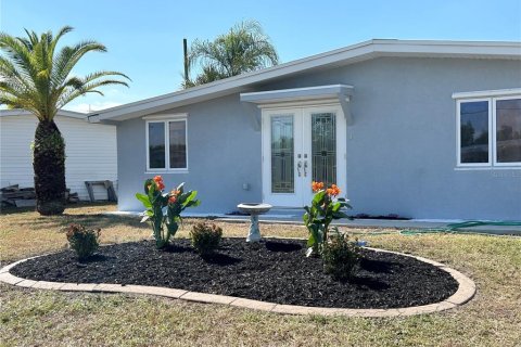 Villa ou maison à vendre à Port Charlotte, Floride: 3 chambres, 97.36 m2 № 2214640 - photo 3