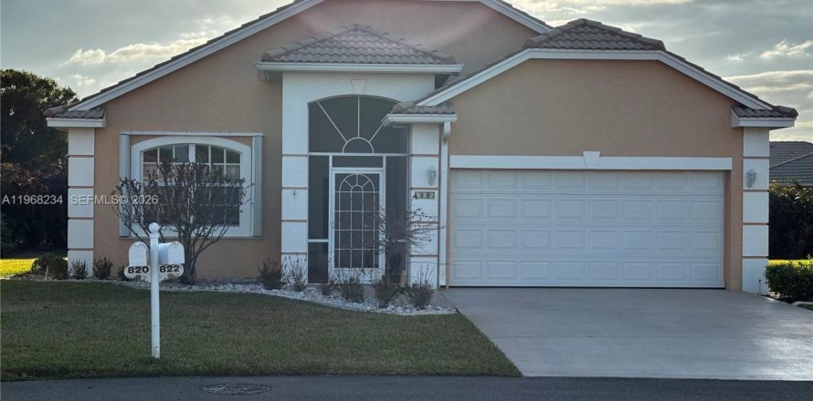 House in Port St. Lucie, Florida 2 bedrooms, 167.69 sq.m. № 2030336