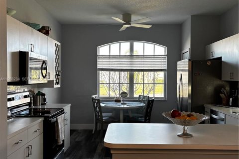 House in Port St. Lucie, Florida 2 bedrooms, 167.69 sq.m. № 2030336 - photo 9