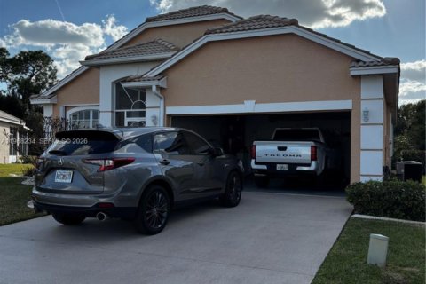 House in Port St. Lucie, Florida 2 bedrooms, 167.69 sq.m. № 2030336 - photo 2