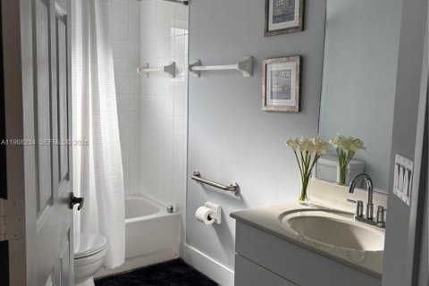 House in Port St. Lucie, Florida 2 bedrooms, 167.69 sq.m. № 2030336 - photo 20