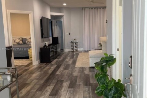 House in Port St. Lucie, Florida 2 bedrooms, 167.69 sq.m. № 2030336 - photo 6