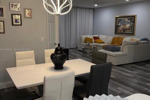 House in Port St. Lucie, Florida 2 bedrooms, 167.69 sq.m. № 2030336 - photo 7