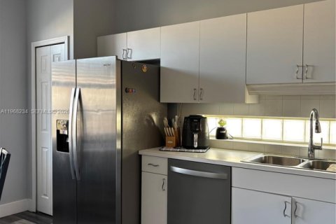 House in Port St. Lucie, Florida 2 bedrooms, 167.69 sq.m. № 2030336 - photo 12