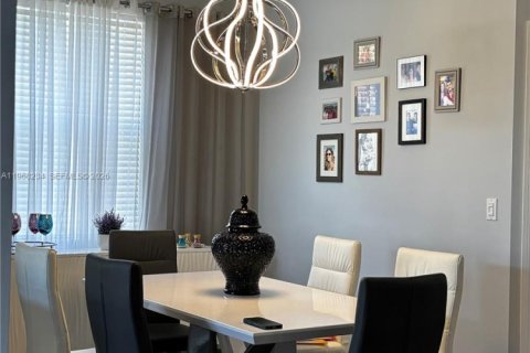 House in Port St. Lucie, Florida 2 bedrooms, 167.69 sq.m. № 2030336 - photo 14