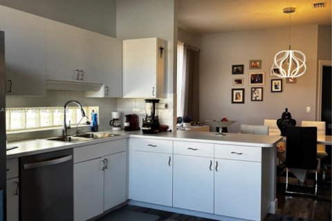 House in Port St. Lucie, Florida 2 bedrooms, 167.69 sq.m. № 2030336 - photo 10