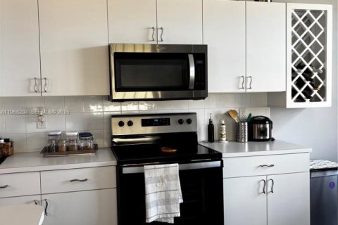 House in Port St. Lucie, Florida 2 bedrooms, 167.69 sq.m. № 2030336 - photo 11