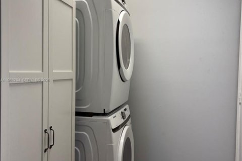 House in Port St. Lucie, Florida 2 bedrooms, 167.69 sq.m. № 2030336 - photo 27