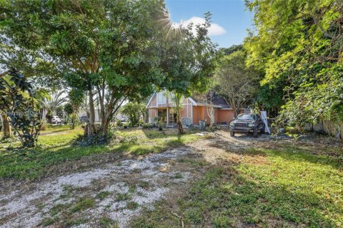 House in Greenacres, Florida 3 bedrooms, 105.91 sq.m. № 1951424 - photo 2