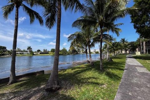Condo in Miami, Florida, 1 bedroom  № 1854792 - photo 8