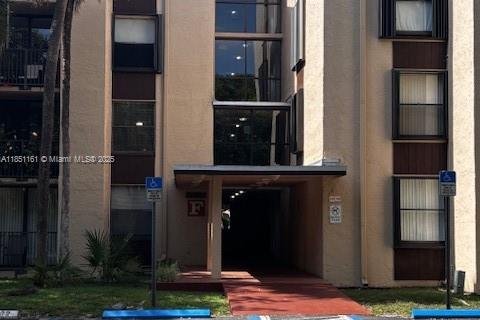 Condo in Miami, Florida, 1 bedroom  № 1854792 - photo 3