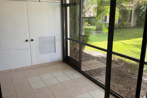 Снять в аренду кондоминиум в Пемброк-Пайнс, Флорида 2 спальни, 81.75м2, № 2005270 - фото 13