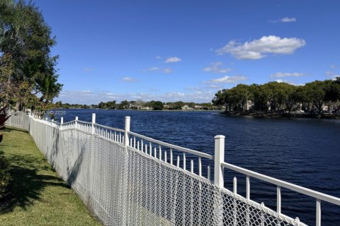 Снять в аренду кондоминиум в Пемброк-Пайнс, Флорида 2 спальни, 81.75м2, № 2005270 - фото 24