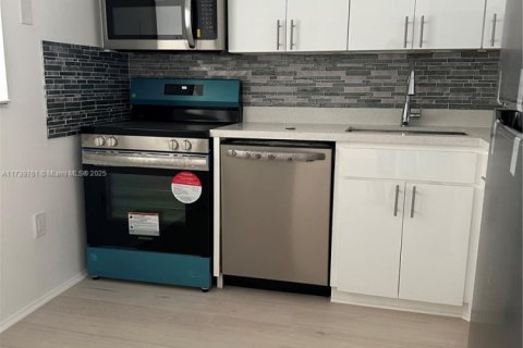 Condo in North Miami Beach, Florida, 2 bedrooms  № 1763861 - photo 1
